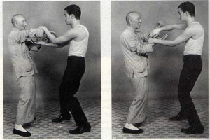 	Bruce Lee (rechts) im Chi Sao-Training mit seinem Lehrer Yip Man in Hongkong.